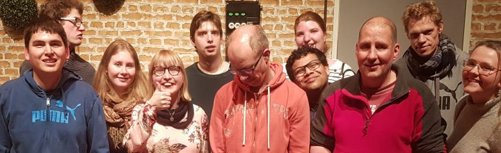 Remco treedt op met theatergroep “Théatre Jamais”