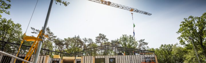 De vlag omhoog voor het hoogste punt op De Cluse!